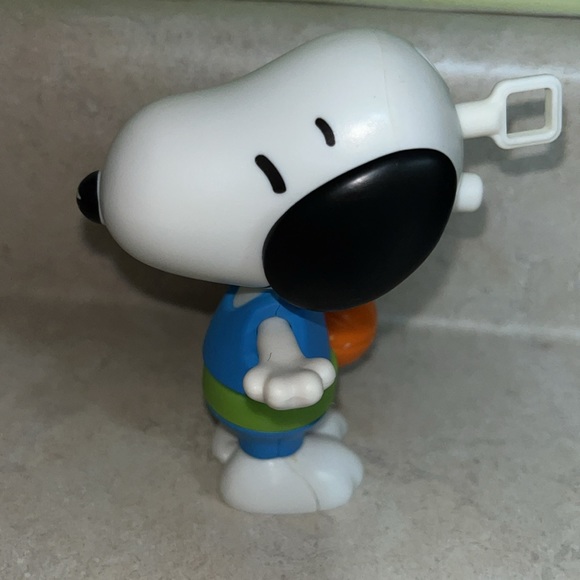 Peanuts - Snoopy McDonalds Happy Meal Toy Basketball player - Picture 4 of 6